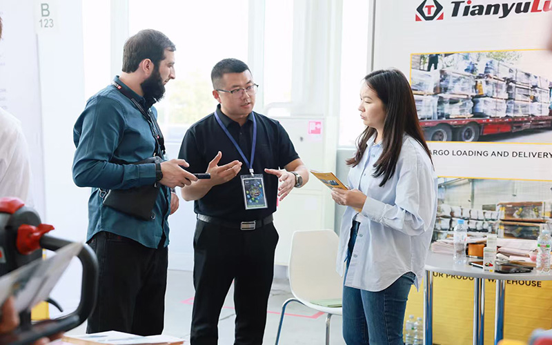 รถบรรทุกพาเลทไฟฟ้า TianyuLux อวดโฉมที่งาน CeMAT RUSSIA 2025 พร้อมโซลูชันการปกป้องเกรดห้องเย็นที่ได้รับความสนใจอย่างกว้างขวาง